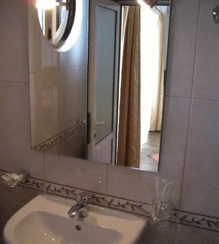 Хотел Family Hit 2*