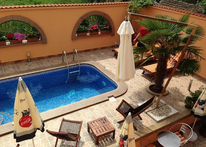 Хотел Family Hit